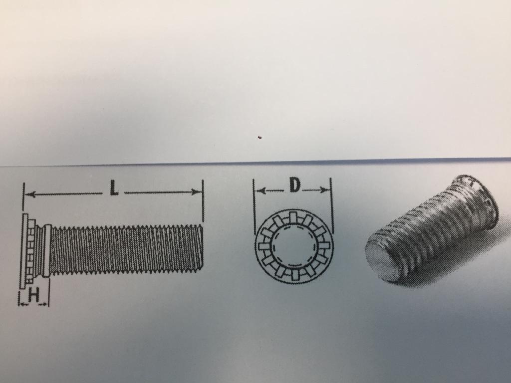 Vite autobloccante. Per dichiarazione di parte, l’articolo è realizzato in acciaio al carbonio ed è caratterizzato da una finitura a zincatura chiara. Presenta un gambo filettato e una testa rotonda, piatta e liscia.  L’articolo è costruito per realizzare un filetto maschio su lamiere sottili. La testa della vite  affoga completamente nella lamiera dove rimane perfettamente a filo mentre la parte filettata resta perfettamente perpendicolare alla stessa. L’articolo è destinato ad essere accoppiato in modo permanente ad una piastra metallica a mezzo applicazione di una pressione.  Di conseguenza, si ha una filettatura maschio che consente di fissare il foglio metallico, con un dado supplementare e in modo reversibile, a un altro elemento, che può essere staccato mediante svitamento. L'articolo è utilizzato per montare o fissare prodotti in modo che possano essere smontati rapidamente senza danni. Dopo l'accoppiamento è possibile rimuovere quindi il dado supplementare mentre non sarà possibile ottenere un disaccoppiamento della vite con la piastra. La merce può avere dimensioni diverse.