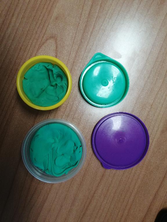 Plastilina colorata da modellare in contenitori di plastica, per il trastullo dei bimbi.