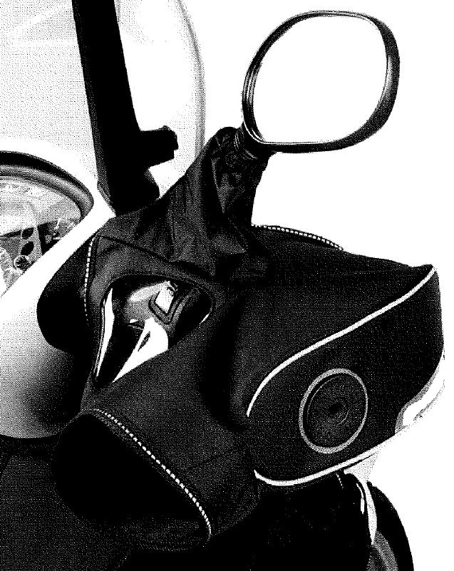 COPRI-MANOPOLA PER MOTOCICLI E SCOOTER DELLA VOCE 8711, UTILIZZATO PER PROTEGGERE DAL FREDDO, PIOGGIA E VENTO TRAMITE L'IMBOTTITURA E LA FORMA ADERENTE AL BRACCIO DEL GUIDATORE. IL PRODOTTO E' COSTITUITO DA UN GUSCIO COPRI-MANOPOLA IN MATERIA TESSILE IMPERMEABILE (NYLON E POLIESTERE), SI FISSA SULLO STERZO DEL MOTOCICLO TRAMITE STECCHE METALLICHE, CHIUSURA TIPO VELCRO E NASTRI ELASTICI REGOLABILI. IL COPRI-MANOPOLA E' RICONOSCIBILE COME DESTINATO ESCLUSIVAMENTE AI VEICOLI SOPRA INDICATI.