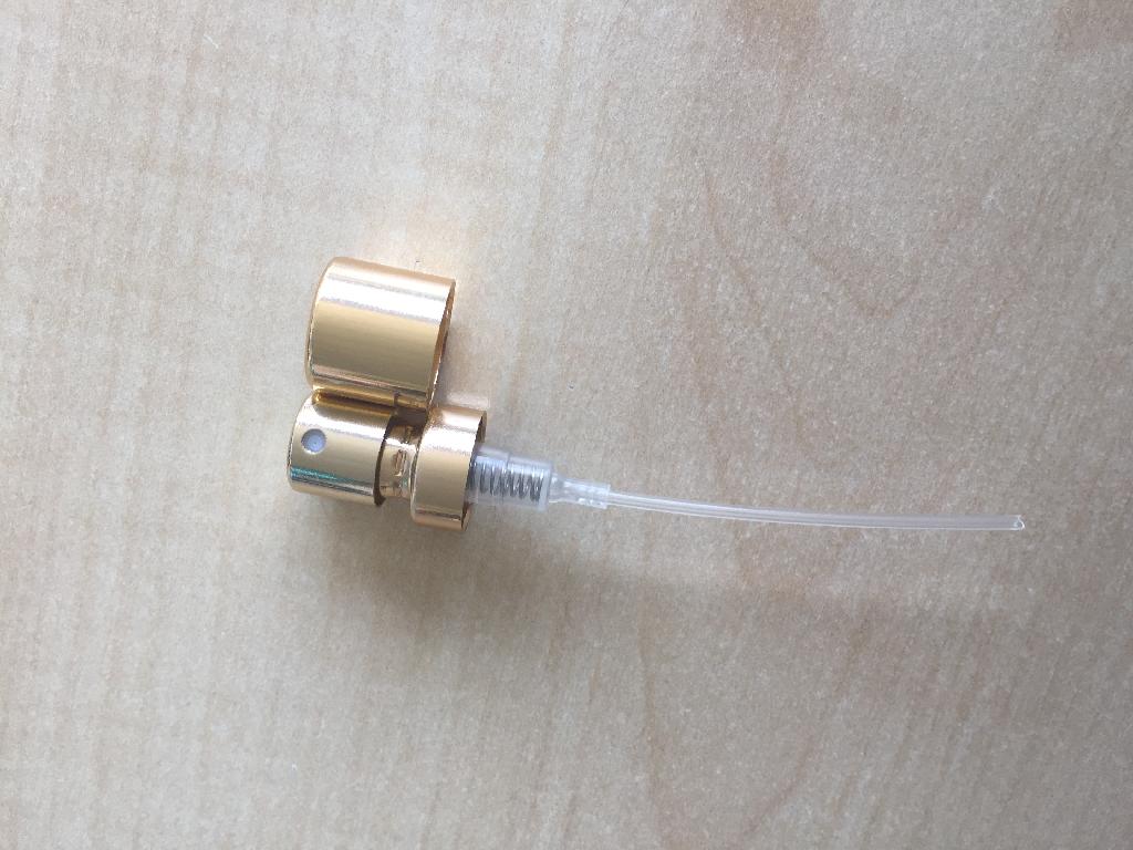 NEBULIZZATORE PER NEBULIZZARE LIQUIDI (EAU DE TOILETTE E PROFUMI), COMPOSTO DA UNA TESTA IN ALLUMINIO  CON MOLLA INCORPORATA E DA UN TUBO SOTTILE DI PLASTICA.
L'ARTICOLO E' DESTINATO AD ESSERE INSERITO NELLA TESTA DI UNA BOTTIGLIETTA DI PROFUMO PER SPRUZZARE IL PROFUMO.
L'ARTICOLO E' DOTATO DI UN CAPPUCCIO DI ALLUMINIO.