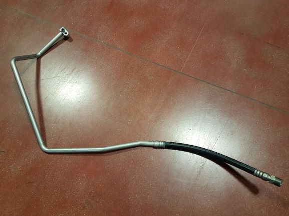 Tubo unito gomma/acciaio.  Per dichiarazione di parte, l'articolo è cosi composto: tubo di precisione, saldato, in acciaio non legato con diametro esterno di circa 19 mm e spessore di 1,24 mm, lunghezza di circa 1100 mm, sagomato a 5 pieghe con una flangia a 90° con sede o-ring unita tramite saldatura su una estremità, mentre sull’altra estremità è posizionata una boccola di graffatura unita tramite la deformazione meccanica del tubo stesso; tubo in gomma di diametro interno di 16 mm e lunghezza di 410 mm; boccola di aggraffatura in acciaio non legato di diametro esterno di circa 19 mm e spessore di 1,24 mm, sulla cui estremità e presente un nipplo, filettato maschio, unito tramite saldatura. Le parti di acciaio sono unite alla gomma tramite una operazione di aggraffatura.
L'articolo è utilizzato per consentire il passaggio del gas nell'impianto di condizionamento di uno specifico veicolo.