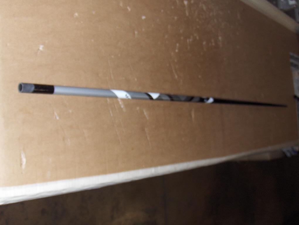Tubo cavo a forma conica.    
Secondo quanto dichiarato, l'articolo è costituito in prevalenza da fibra di vetro ed in minima parte da fibra di carbonio. Il bastone ha le seguenti misure: diametro 16.15±0.1 mm, spessore 1±0.05 mm, lunghezza da 950 mm a 1300 mm e presenta delle serigrafie in superficie.
Il tubo è destinato alla produzione di un bastone per il Nordic Walking.