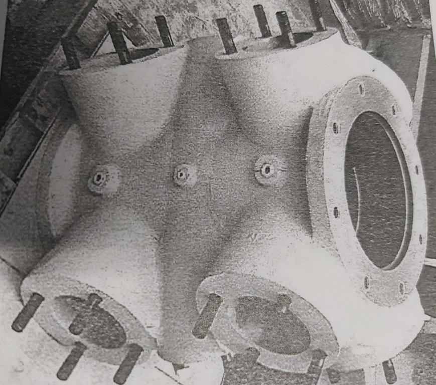Componente meccanico assemblato facente parte di un compressore gas. I diversi elementi  costituiscono la camicia di forma cilindrica all'interno della quale scorre il pistone e possono avere forma e dimensioni diverse. Ciascun elemento presenta una sezione cilindrica interna vuota all'interno della quale avviene la compressione e l'aspirazione del gas. Nella parte esterna sono presenti le sedi di sezione cilindrica per il posizionamento delle valvole e i fori per il fissaggio delle flange di raccordo con le tubazioni di mandata e aspirazione.
Secondo quanto dichiarato, la merce è realizzata in acciaio e ghisa sferoidale.