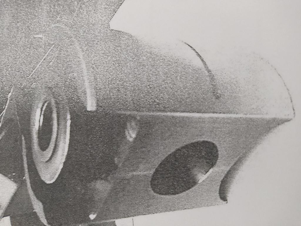 Testacroce. 
Per dichiarazione di parte, la merce è costituita da due superfici piane con dei fori e due superfici curve. I fori sulle superfici piane consentono di fissare il piede di biella attraverso uno spinotto mentre il foro filettato su un’estremità permette di avvitare il pistone. Sono presenti delle nervature sulle superfici curve per la lubrificazione mediante olio. Il testacroce scorre con moto rettilineo alternato lungo una sede situata all'interno del corpo compressore gas e la sua funzione è quella di trasmettere il moto della biella al pistone. Il materiale principale con cui è realizzato  il testacroce è l'acciaio.