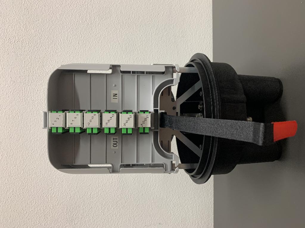 Cassetta ottica di terminazione da interrato. Secondo quanto dichiarato, l’articolo è  progettato per la terminazione di fibre ottiche con connettori SC O LC in pozzetto/cameretta in prossimità delle sedi di utenti e all’esterno di esse, in una posizione “arretrata” che permetta di raggruppare più civici distribuiti e/o a bassa densità. La destinazione d'uso  della cassetta ottica con adattori ottici SC o LC è la terminazione del cavo di rete verso le singole unità immobiliari. La cassetta è realizzata con contenitori plastici adatti per posa in interno, esterno o su palo.