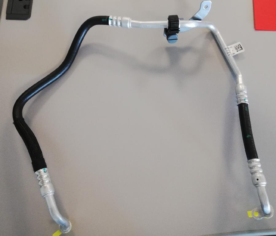 TUBO ASSEMBLATO E UNITO GOMMA/ALLUMINIO. 
PER DICHIARAZIONE DI PARTE, IL TUBO E’  COMPOSTO DA: UN ELEMENTO DI CONGIUNZIONE IN ALLUMINIO LUNGO CIRCA 100 MM AVENTE SU UNA ESTREMITA’ UN RACCORDO UNITO TRAMITE SALDATURA  E, SULL’ALTRA ESTREMITA’, UNA CAMPANA DI CHIUSURA PER CONSENTIRE LA CONNESSIONE CON UN TUBO IN GOMMA; UNA PARTE IN GOMMA LUNGA 469MM, DIAMETRO ESTERNO 17 MM E SPESSORE DI 3,3 MM, SAGOMATA A 5 PIEGHE;  UNA PARTE CENTRALE IN ALLUMINIO AVENTE LUNGO IL PERCORSO UNA STAFFA PER IL FISSAGGIO DEL TUBO; UN ALTRO TRATTO DI TUBO IN GOMMA LUNGO CIRCA 183 MM; UN ELEMENTO DI CONGIUNZIONE IN ALLUMINIO LUNGO CIRCA 100 MM AVENTE SU UNA ESTREMITA’ UNA FLANGIA UNITA TRAMITE SALDATURA E SULL’ALTRA ESTREMITA’ UNA CAMPANA DI CHIUSURA PER CONSENTIRE LA CONNESSIONE CON UN TUBO DI GOMMA.
L’ARTICOLO E’ PROGETTATO E REALIZZATO SPECIFICATAMENTE PER ESSERE UTILIZZATO ALL’INTERNO DELL’IMPIANTO DI CONDIZIONAMENTO SU UN PARTICOLARE AUTOVEICOLO.