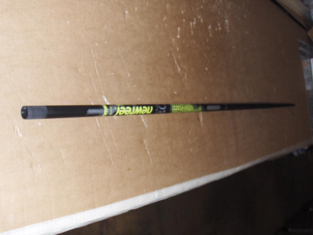 TUBO A FORMA CONICA.
ALL’ESITO DEGLI ESAMI DI LABORATORIO DEL CAMPIONE FORNITO, LA MERCE E’ RISULTATA ESSERE COMPOSTA DA FIBRE DI VETRO (38,44%), FIBRE DI CARBONIO E RESINE.
L’ARTICOLO E’ PARZIALMENTE SERIGRAFATO E TAGLIATO A MISURA PER ESSERE DESTINATO ALLA PRODUZIONE DI UN BASTONE DA NORDIC WALKING.