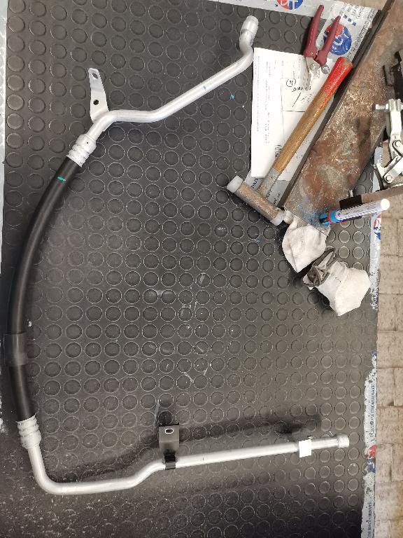 TUBO ASSEMBLATO E UNITO GOMMA/ALLUMINIO. PER DICHIARAZIONE DI PARTE, L’ARTICOLO E’ COSI’ COMPOSTO: UN TRATTO DI TUBO ESTRUSO DI ALLUMINIO, DI DIAMETRO ESTERNO DI 16 MM E SPESSORE DI 1,5 MM LUNGO CIRCA 600 MM , SAGOMATO A 3 PIEGHE, UNITO TRAMITE SALDATURA AD UNA FLANGIA E TRAMITE DEFORMAZIONE A UNA CAMPANA PER AGGRAFFATURA. SUL SUO PERCORSO VIENE POI APPLICATA UNA STAFFA ATTRAVERSO UN MONTAGGIO MANUALE. UN TRATTO DI TUBO IN GOMMA, CON RINFORZO TESSILE INTERNO, AVENTE DIAMETRO INTERNO 15,88 MM E UNA LUNGHEZZA DI 450 MM; UN ALTRO TRATTO DI TUBO ESTRUSO IN ALLUMINIO DI DIAMETRO ESTERNO DI 16 MM, SPESSORE DI 1,5 MM, LUNGO CIRCA 500 MM SAGOMATO A 4 PIEGHE E UNITO TRAMITE SALDATURA A UNA FLANGIA E TRAMITE DEFORMAZIONE A UNA CAMPANA PER AGGRAFFATURA.
LE PARTI IN ALLUMINIO SONO UNITE ALLA PARTE IN GOMMA ATTRAVERSO UN’OPERAZIONE DI AGGRAFFATURA.
L’ARTICOLO E’ PROGETTATO E REALIZZATO SPECIFICATAMENTE PER ESSERE UTILIZZATO SU UN PARTICOLARE AUTOVEICOLO E VIENE POSTO ALL’INTERNO DELL’IMPIANTO DI CONDIZIONAMENTO IN POSIZIONE TALE DA CONSENTIRE  IL PASSAGGIO DI GAS TRA L’EVAPORATORE E UN’ALTRA TUBAZIONE CHE ARRIVA AL COMPRESSORE.