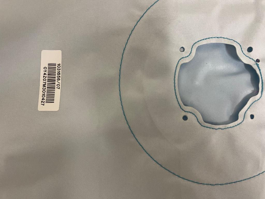 Componente di un sistema di airbag costituito da un cuscino di sicurezza piatto (non piegato) circolare in tessuto di Nylon 6.6, armatura tela, ricoperto su un lato da polidimetilsilossano. Diametro 69 cm.