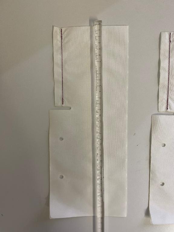 Componente di un  sistema airbag per auto consistente in un cuscino gonfiabile di sicurezza di colore bianco. L’articolo è composto da tessuto di fibra poliammidica ad alta resistenza cucito su un lato e si  presenta piatto e rettangolare, piegato su se stesso. Il cuscino è aperto sui due lati corti e per metà sul lato lungo. Dimensioni circa di 32,5 x 14 cm.