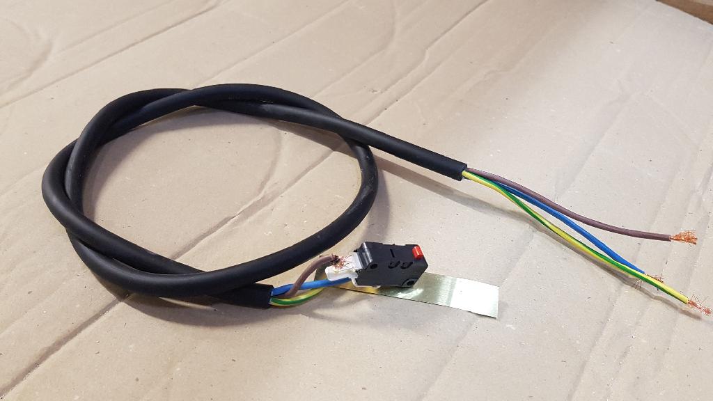 Cablaggio con microinterruttore. Secondo quanto dichiarato, l'articolo è costituito da un microinterruttore con potenza fino a 2 hp a 250vac (volt alternating current) 10 ampere,  collegato a un cavo elettrico di lunghezza inferiore a 1 mt e con sezione rame inferiore a 2mmq. Può essere presente una lamina di terra o particolari stampati di plastica che hanno la funzione di contenitore. L’'articolo necessita di ulteriori lavorazioni per essere utilizzato nella realizzazione di strumenti di indicazione del livello di liquidi.