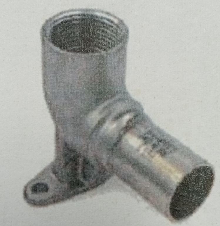 Raccordo metallico realizzato in acciaio inox ottenuto per fusione, dotato di piastra di fissaggio. 
L’articolo ha una filettatura da un lato ed è  predisposto per la saldatura di un tronchetto (non oggetto della presente ITV) dall’altro. Il raccordo può presentarsi in 3 diverse misure e a seguito della saldatura del tronchetto, successiva all’importazione,  si realizza un “gomito misto 90°". L’articolo è un accessorio per tubi costituente una parte di una conduttura destinata al trasporto di fluidi/gas.