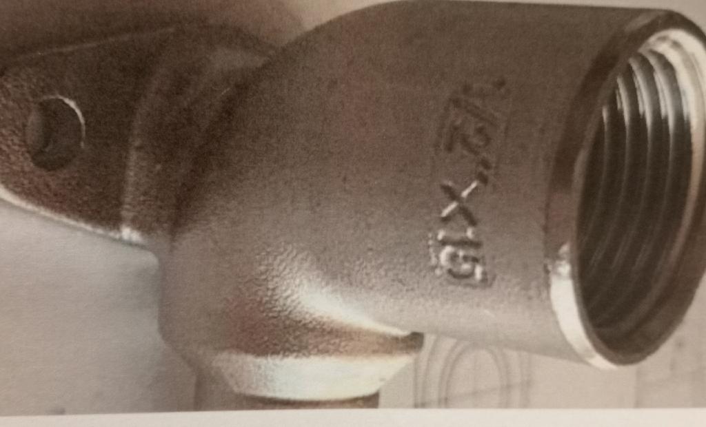 Raccordo metallico realizzato in acciaio inox ottenuto per fusione, dotato di piastra di fissaggio.
L’articolo ha una filettatura da un lato ed è predisposto per la saldatura di un tronchetto (non oggetto della
presente ITV) dall’altro. Il raccordo può presentarsi in 3 diverse misure e a seguito della saldatura del
tronchetto, successiva all’importazione, si realizza un “gomito misto 90°. L’articolo è un accessorio per tubi
costituente una parte di una conduttura destinata al trasporto di fluidi/gas.