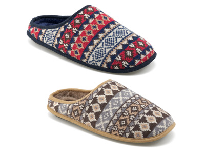 PANTOFOLA DA UOMO.
LA TOMAIA MULTICOLORE E' COSTITUITA DA UNA STOFFA A MAGLIA CON DISEGNI GEOMETRICI ED E' LEGGERMENTE IMBOTTITA. LA SUPERFICIE DELLA SUOLA ESTERNA A CONTATTO COL SUOLO PRESENTA RILIEVI ANTISCIVOLO ED E' COSTITUITA PRINCIPALMENTE DA GOMMA TERMOPLASTICA. L'INTERSUOLA NON E' REMOVIBILE ED E' COSTITUITA DA MATERIALE POLIMERICO. FODERATO DI MATERIALE TESSILE AD EFFETTO PELLICCIA NELLA PARTE A CONTATO COL PIEDE.