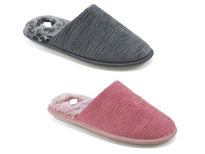 PANTOFOLA DA DONNA.
LA TOMAIA E' LEGGERMENTE IMBOTTITA ED E' COSTITUITA DA MATERIALE TESSILE MONOCOLORE  TIPO VELLUTO A COSTE.   LA SUPERFICIE DELLA SUOLA ESTERNA A CONTATTO COL SUOLO PRESENTA RILIEVI  ANTISCIVOLO ED E' COSTITUITA PRINCIPALMENTE DA GOMMA TERMOPLASTICA. L'INTERSUOLA NON E' REMOVIBILE ED E' COSTITUITA DA MATERIALE POLIMERICO FODERATO DI MATERIALE TESSILE AD EFFETTO PELLICCIA NELLA PARTE A CONTATO COL PIEDE.
