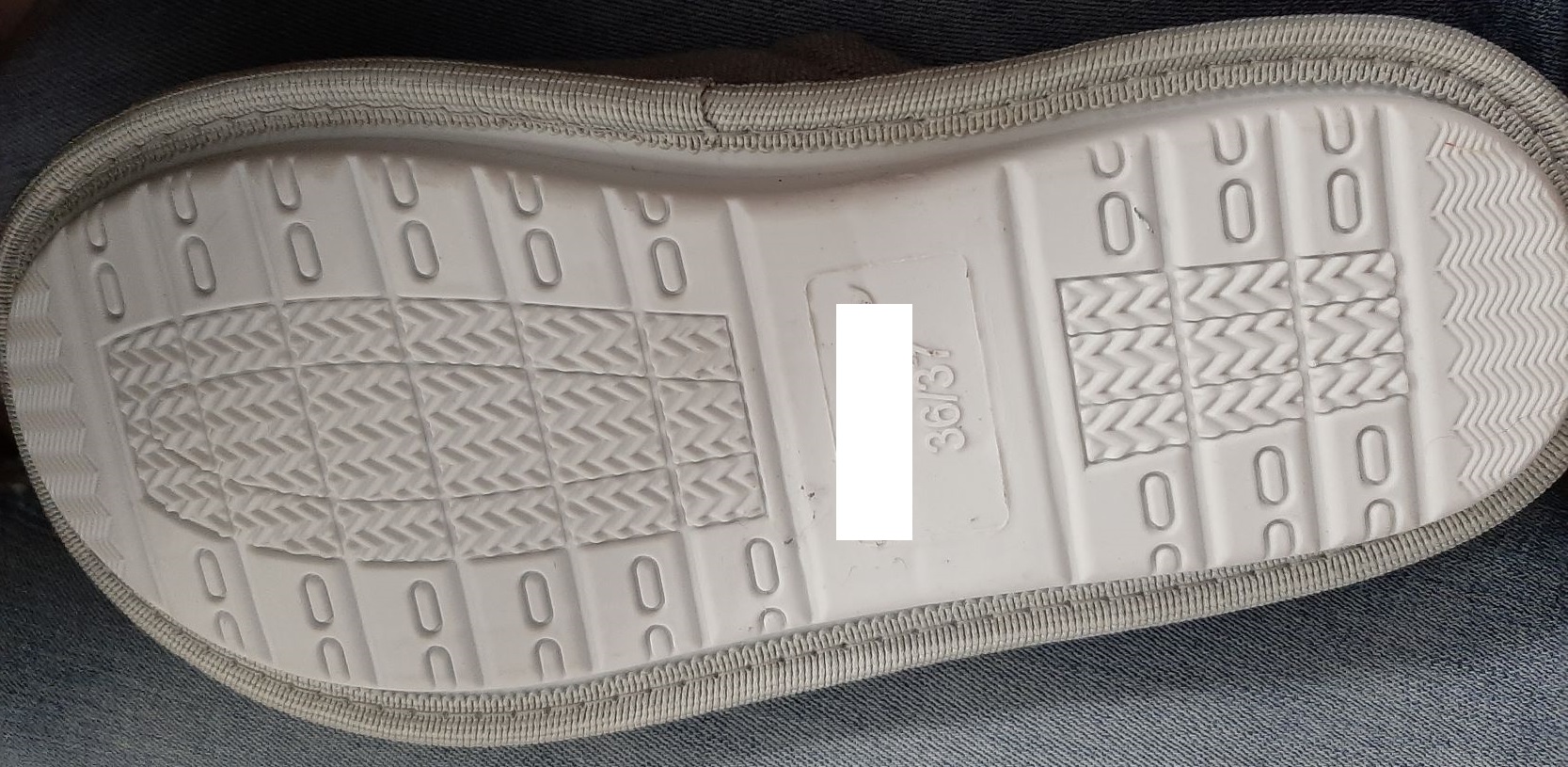 PANTOFOLA DA DONNA.
LA TOMAIA È COSTITUITA DA MATERIALE TESSILE TIPO SPUGNA, È LEGGERMENTE IMBOTTITA  E FODERATA DI MATERIA TESSILE. SULLA STESSA È APPLICATO UN RICAMO CHE RIPORTA IL LOGO. LA SUPERFICIE DELLA SUOLA ESTERNA A CONTATTO CON IL SUOLO PRESENTA RILIEVI ANTISCIVOLO ED È COSTITUITA DA UNO STRATO DI GOMMA. L'INTERSUOLA NON È RIMOVIBILIE ED È COSTITUITA DA MATERIALE POLIMERICO CHE, COME LA TOMAIA, È FODERATO NELLA PARTE A CONTATTO CON IL PIEDE DA MATERIALE TESSILE TIPO SPUGNA.