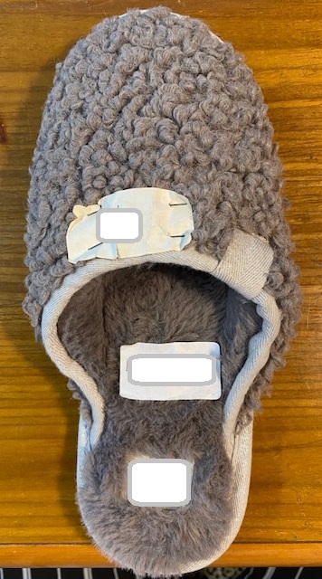 PANTOFOLA DA DONNA. LA TOMAIA E' COSTITUITA DA MATERIALE TESSILE AD IMITAZIONE DEL VELLO DI PECORA. LA SUPERFICIE DELLA SUOLA ESTERNA A CONTATTO COL SUOLO PRESENTA RILIEVI ANTISCIVOLO ED E' COSTITUITA PRINCIPALMENTE DA GOMMA TERMOPLASTICA. L'INTERSUOLA NON E' REMOVIBILE ED E' COSTITUITA DA MATERIALE POLIMERICO. LA PANTOFOLA E' INTERAMENTE  FODERATA CON MATERIALE TESSILE TIPO PELUCHE.