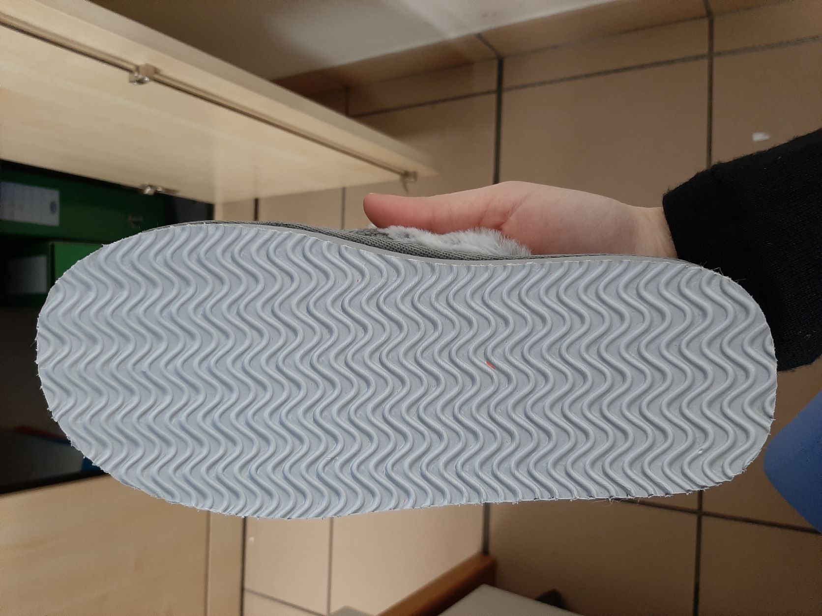 CIABATTE DA DONNA. LA TOMAIA E' COSTITUITA DA STOFFA A MAGLIA DECORATA CON UN BORDO DI SIMIL PELLICCIA. LA SUPERFICIE DELLA SUOLA ESTERNA PRESENTA RILIEVI ANTISCIVOLO ED E' COSTITUITA  PRINCIPALMENTE DA UNO STRATO DI GOMMA TERMOPLASTICA. L'INTERSUOLA NON E' REMOVIBILE, E' COSTITUITA  DA MATERIALE POLIMERICO ED E' FODERATA DALLA PARTE A CONTATTO CON IL PIEDE CON MATERIALE TESSILE.