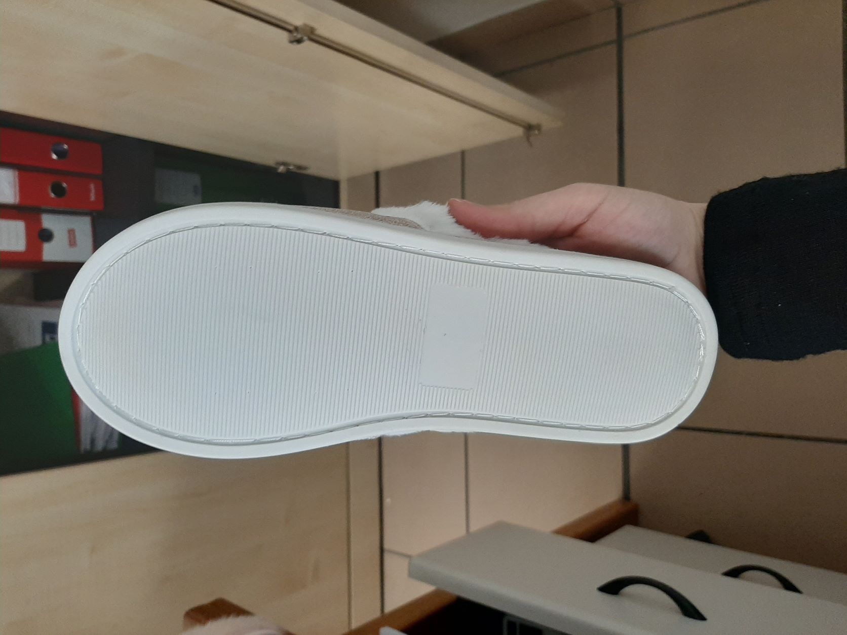 CIABATTE DA DONNA. LA TOMAIA, LEGGERMENTE IMBOTTITA, E' COSTITUITA DA MATERIALE TESSILE AD EFFETTO SCAMOSCIATO ED E' DECORATA CON UN BORDO IN FINTA PELLICCIA.  LA SUPERFICIE DELLA SUOLA ESTERNA A CONTATTO COL SUOLO PRESENTA RILIEVI ANTISCIVOLO ED E' COSTITUITA PRINCIPALMENTE DA GOMMA TERMOPLASTICA. L'INTERSUOLA NON E' REMOVIBILE ED E' COSTITUITA DA MATERIALE POLIMERICO FODERATO DI MATERIALE TESSILE AD EFFETTO PELLICCIA NELLA PARTE A CONTATO COL PIEDE.