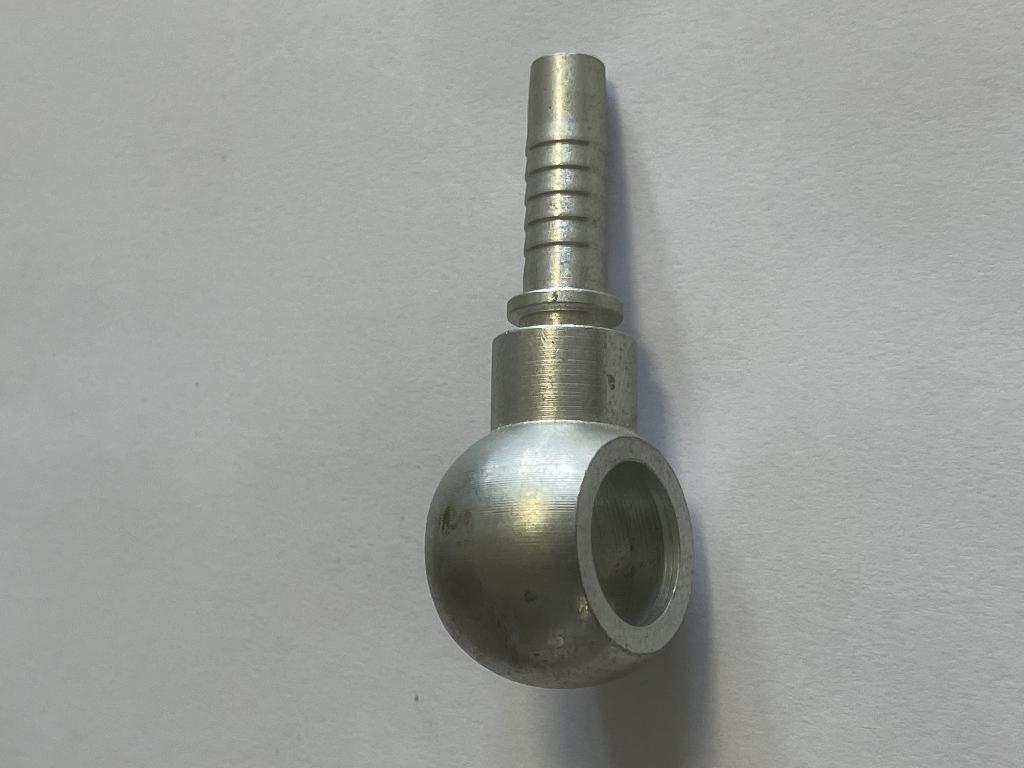 Raccordo per tubi di gomma. La merce è raccordabile ad un tubo di gomma (non oggetto della presente ITV)  esclusivamente a mezzo della compressione di una boccola di acciaio. Il raccordo può essere stampato a freddo o a caldo e lavorato meccanicamente o in alternativa può essere ricavato dalla tornitura  di barre di acciaio.
Secondo quanto dichiarato, il raccordo è utilizzato per l'impiego a bassa, media o alta pressione di esercizio. L'articolo è utilizzabile in applicazioni oleodinamiche.
Il diametro esterno non eccede i 609,6) mm.