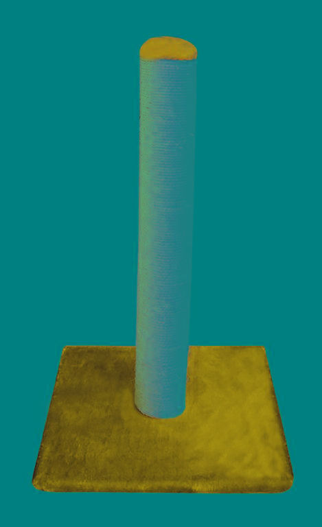 Tiragraffi costituito da una base quadrata (38x38cm) in materiale legnoso (truciolato) ricoperto sul lato superiore e sui bordi di stoffa tipo peluche. Al centro della base si trova un tubo in cartone  (diametro di circa 7 cm e altezza 56 cm) alle cui estremità si trovano due coperchi. Il coperchio che sigilla l'estremità inferiore è in plastica rigida; il tubo è attaccato alla piattaforma tramite una vite che trapassa il truciolato e si avvita sulla copertura in plastica. La copertura sull'estremità superiore del tubo è costituita da un disco in materiale legnoso ricoperto da un'imbottitura rivestita dalla stoffa in peluche. Il tubo è ricoperto in tutta la sua lunghezza da una corda in sisal fissata da graffe.
Il tiragraffi è concepito per attirare i gatti e consentirgli, principalmente, di affilare gli artigli.
L'articolo si presenta smontato confezionato in una scatola di cartone.