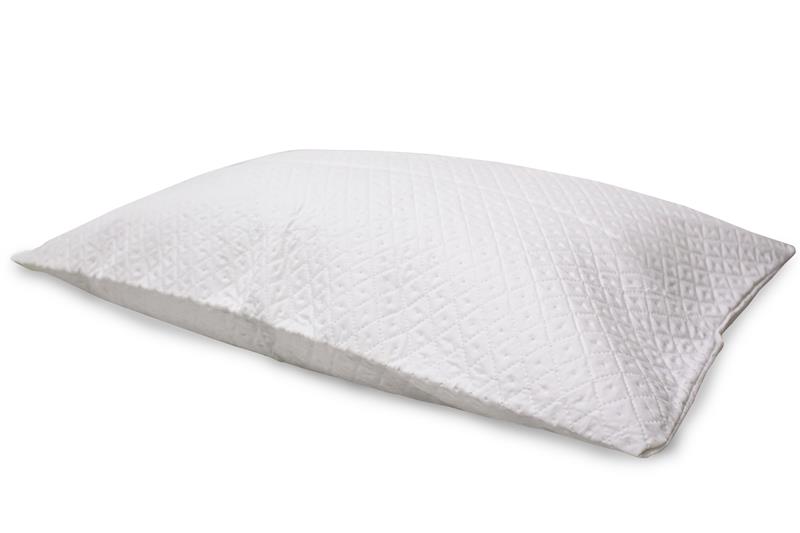 Copriguanciale trapuntato di colore bianco, lavabile (cm 50 x 80). Il prodotto è costituito da due strati di materie tessili associate con materiale di imbottitura mediante trapuntatura: lo strato esterno è in microfibra di poliestere, l'imbottitura in ovatta di poliestere e lo strato interno in tessuto non tessuto. L'articolo è cucito su tre lati e sul quarto lato presenta una cerniera lampo che consente di riempirlo.
L'articolo si presenta confezionato per la vendita al minuto in una busta di plastica trasparente che contiene una coppia di copriguanciali ed un cartoncino stampato con l'immagine del prodotto, le sue  dimensioni e la composizione.