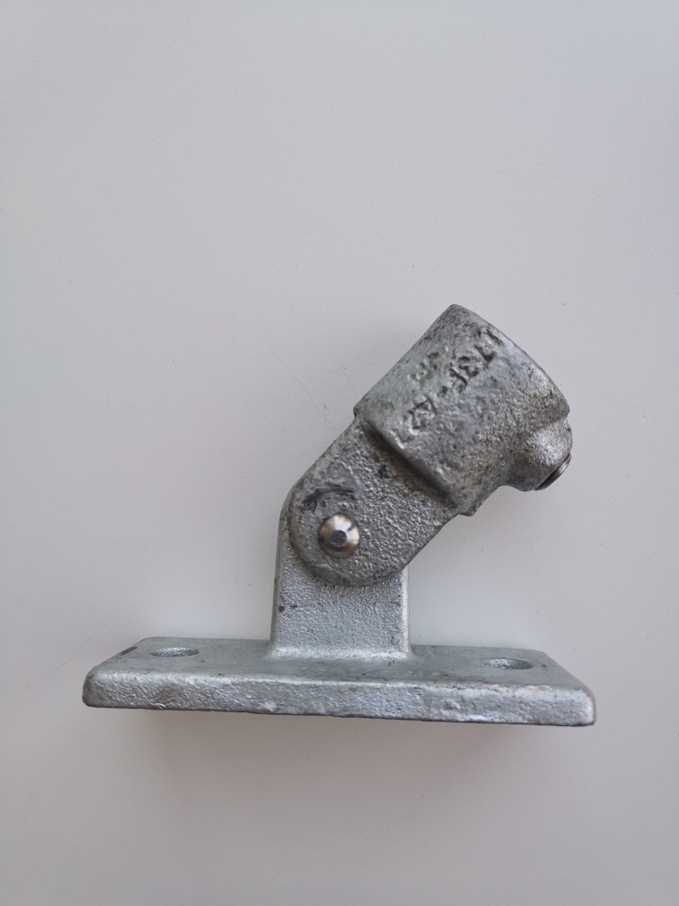 GIUNTI PER  SCAFFALI.
I GIUNTI  SONO UTILIZZATI PER CONGIUNGERE TUBI METALLICI DI DIVERSO DIAMETRO,  DESTINATI ALLA CREAZIONE DI SCAFFALATURE PER NEGOZI.
I GIUNTI SONO DI GHISA MALLEABILE , NON FILETTATI E DI DIAMETRO E FORMA VARIABILE.
I TUBI METALLICI  (NON OGGETTO DELLA PRESENTE ITV) VENGONO TRATTENUTI NEI GIUNTI TRAMITE INCASTRO E PRESSIONE ESERCITATA DAI "VITI GRANI" CONTENUTI NEI GIUNTI MEDESIMI.