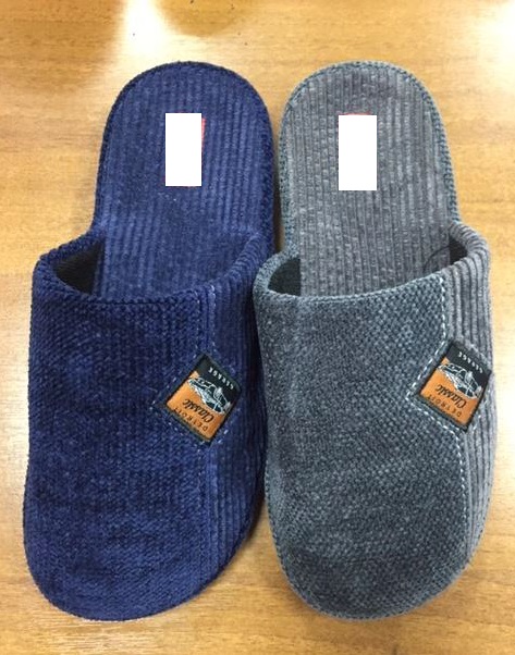 PANTOFOLA DA UOMO.
LA TOMAIA, LEGGERMENTE IMBOTTITA, E' COSTITUITA DA MATERIALE TESSILE (COTONE/POLIESTERE)TIPO VELLUTO CON UN'APPLICAZIONE  CUCITA, COSTITUITA DA UNA ETICHETTA  QUADRATA IN STOFFA RIPORTANTE DELLE  SCRITTE E L'IMMAGINE DI UN'AUTO RICAMATE PER CUCITURA. LA SUPERFICIE DELLA SUOLA ESTERNA A CONTATTO COL SUOLO PRESENTA RILIEVI ANTISCIVOLO ED E' COSTITUITA PRINCIPALMENTE DA GOMMA TERMOPLASTICA TPR.  L'INTERSUOLA NON E' REMOVIBILE ED E' COSTITUITA DA MATERIALE POLIMERICO, FODERATO DI MATERIALE TESSILE TIPO VELLUTO A COSTE VERTICALI NELLA PARTE A CONTATO COL PIEDE.