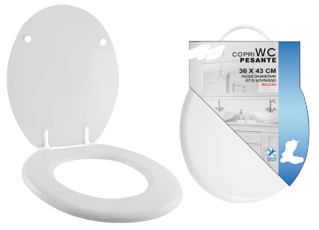 Tavoletta copri WC di colore bianco con cardini in plastica, confezionata per la vendita al minuto e corredata della ferramenta necessaria al fissaggio della stessa. Il prodotto è ottenuto da farina di legno mista a collante che viene compressa in uno stampo. Il composto di legno è ricoperto in superficie da una sostanza che ha l'aspetto di una vernice bianca. Al di sotto dello strato esterno è visibile un riempimento solido di colore marrone.
La merce presenta le caratteristiche di un prodotto in plastica rigida, non flessibile, in cui la farina di legno costituisce il riempitivo.
Il materiale polimerico è l'elemento che assicura la coesione delle fibre di legno e per tale ragione il prodotto è considerato un articolo di plastica.
