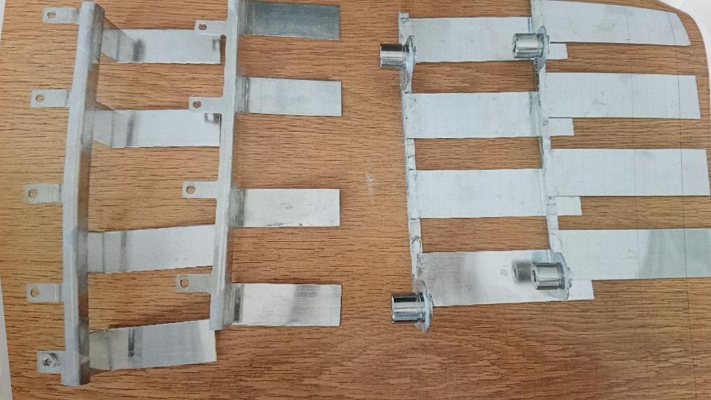 Elementi metallici di forma piatta utilizzati per la connessione di elementi capacitivi di un condensatore.  Per dichiarazione di parte, il componente metallico (detto busbar) serve a collegare il corpo attivo del condensatore all'esterno. Il busbar viene saldato al condensatore tramite saldatura manuale o automatica a seconda della tipologia di prodotto, utilizzando un filo di stagno.
I busbar sono disegnati, progettati e realizzati esclusivamente per essere utilizzati con il condensatore. Per una tensione di esercizio inferiore ai 1.000 V.