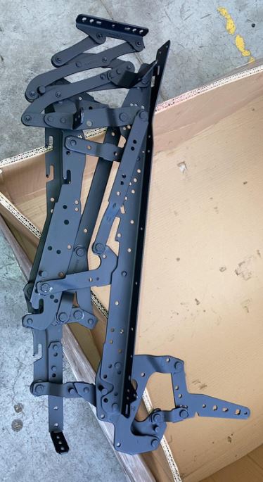 Assemblato di più lamiere.
L’articolo, secondo le informazioni fornite, è realizzato tramite un processo di stampaggio. Le lamiere sono collegate tra di loro tramite utilizzo di rivetti;  per non produrre rumori fastidiosi durante l’utilizzo  vengono usate rondelle e boccole come distanziali.
L’articolo è utilizzato per la costruzione di un meccanismo destinato ad un telaio di un mobile.