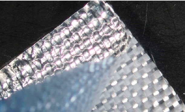 TESSUTI TECNICI IN FIBRA DI VETRO. I TESSUTI SONO COSTITUITI DI FILATO DI FIBRA DI VETRO RITORTO, CON ARMATURA A TELA, A MAGLIA CHIUSA. IL TESSUTO E' RIVESTITO DA UNA SOTTILE LAMINA DI ALLUMINIO.
PER DICHIARAZIONE DI PARTE, I TESSUTI IN FIBRA DI VETRO, RESISTENTI ALLE ALTE TEMPERATURE, SONO DESTINATI ALL'ISOLAMENTO TERMICO, E SONO IMPIEGATI PRINCIPALMENTE NEI SEGUENTI SETTORI: 1) METALLURGICO: PER SALDATURA, PROTEZIONE LAPILLI, PROTEZIONE INDIVIDUALE; 2) SIDERURGICO: PER ISOLAMENTO TUBAZIONI, TENDAGGI, PROTEZIONE FUOCO, COIBENTAZIONE FORNI; 3) VETRARIO: PER TENDAGGI PROTEZIONE DAL CALORE; 4) NAUTICO, PER ISOLAMENTO VANI MOTORE.