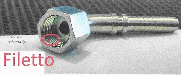 Raccordo curvo a 45°.
L'articolo, secondo le informazioni fornite , è realizzato in acciaio, è lungo 80,5 mm x 16 mm, con codolo a
graffare di diametro 10 mm e un dado girevole avente filetto 11/16”-16.
La parte filettata (filetto femmina, rotante) viene utilizzata all’estremità di un tubo flessibile in gomma, per
consentire l’accoppiamento con una controparte avente filetto maschio.
Il raccordo è destinato ad essere utilizzato su impianti idraulici per motori di automobili, macchine
agricole/movimento terra o veicoli commerciali.