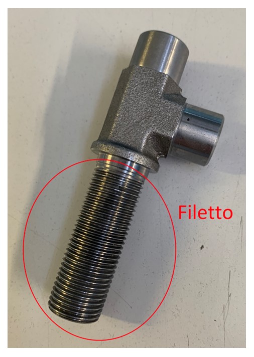Raccordo per tubi in acciaio a forma di T. Secondo le informazioni fornite, la merce è realizzata in acciaio diverso dall’acciaio inossidabile, è lunga 72 mm con  3 estremità.
La prima estremità, avente funzione centrale, risulta filettata per tutta la lunghezza, ovvero per oltre il 50% della superficie complessiva del raccordo, con filetto di dimensione 11/16”-16. Le altre due estremità, più piccole, sono predisposte con due fori, del diametro di 10,1 mm, realizzati per ospitare tubi di sezione esterna di 10 mm, da fissare a mezzo saldobrasatura.
Il raccordo è destinato ad essere installato all’interno dell’impianto idraulico di una macchina agricola, per consentire un cambiamento di direzione del flusso del tubo di 90 gradi.