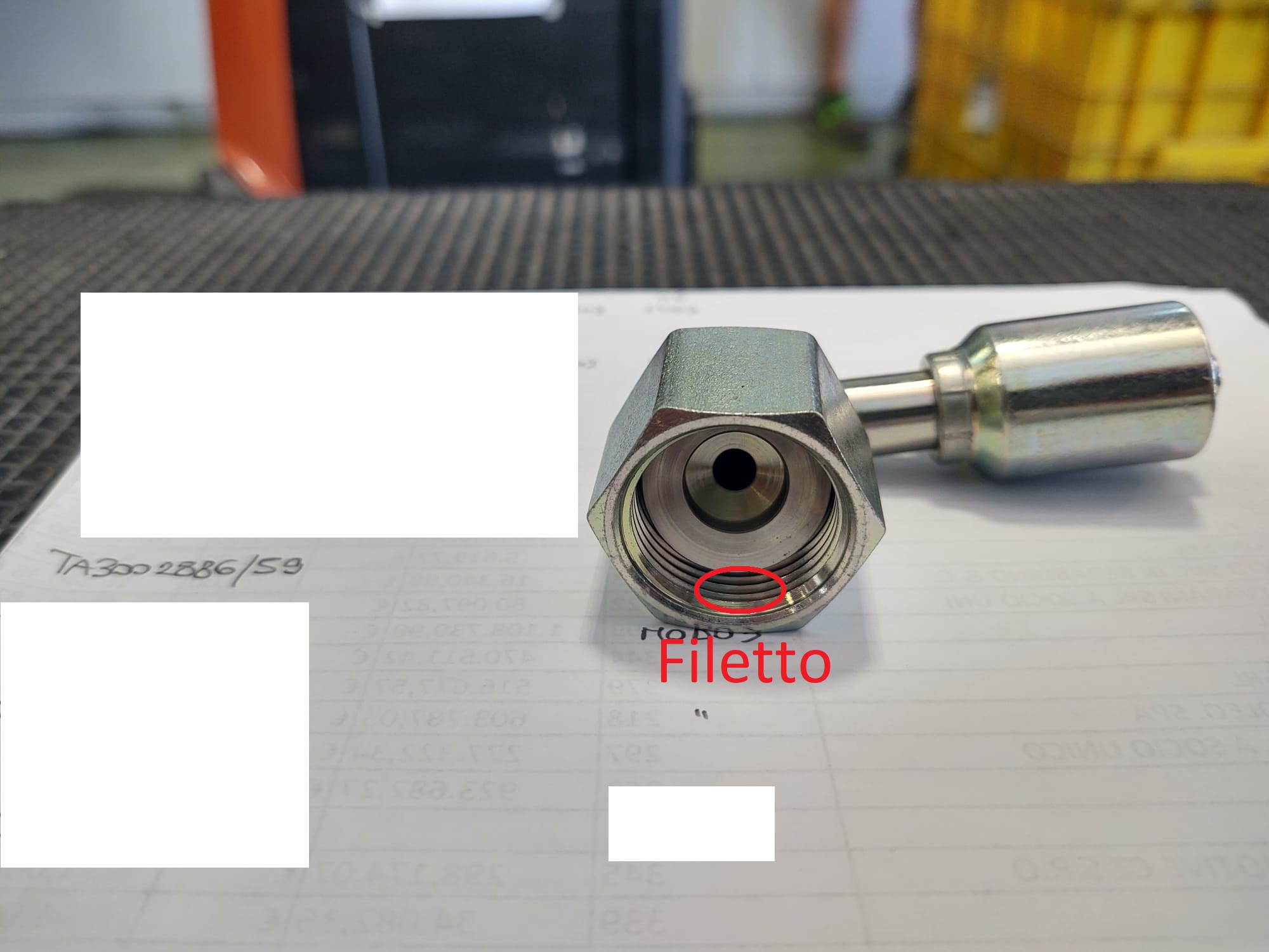 Raccordo filettato. 
Secondo le informazioni fornite, l’articolo consiste in una curva a 90° in acciaio, lunga 93 mm e alta 32 mm, con codolo di diametro 6.4 mm (corredato di boccola di graffatura) e sull'altra un terminale flangiato sul quale agisce un dado filettato inamovibile avente filetto 1”-14. Il raccordo filettato (filetto femmina, rotante) viene utilizzato all’estremità di un tubo flessibile in gomma, per consentire la connessione/accoppiamento con una controparte avente filetto maschio. Il raccordo è destinato ad essere utilizzato su impianti idraulici per motori di automobili, macchine agricole/movimento terra o veicoli commerciali.