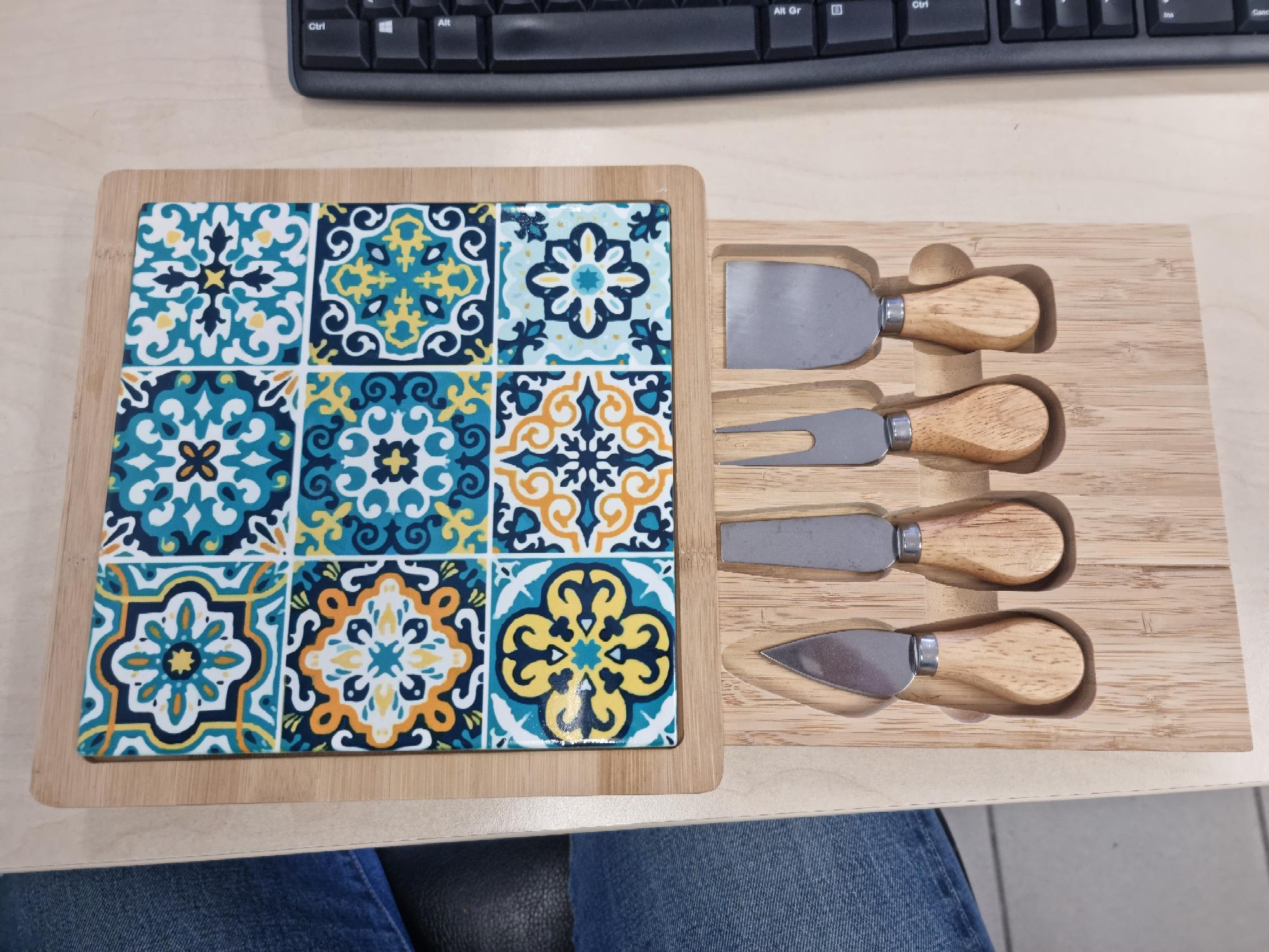 SET TAGLIERE IN LEGNO A CASSETTO CONTENENTE  COLTELLI, CON INSERTO PER UNA PIASTRELLA AMOVIBILE.
LA PIASTRELLA AMOVIBILE E' IN CERAMICA.
IL CASSETTO CONTIENE 4 COLTELLI DA FORMAGGIO CON MANICO IN LEGNO E LAMA IN ACCIAIO. NELLO SPECIFICO, SI TRATTA DI 1 COLTELLO A CUORE, 1 COLTELLO SOTTILE, 1 COLTELLO DA SERVIZIO E 1 COLTELLO A SCALPELLO.
IL  SET E' CONFEZIONATO PER LA VENDITA AL DETTAGLIO.