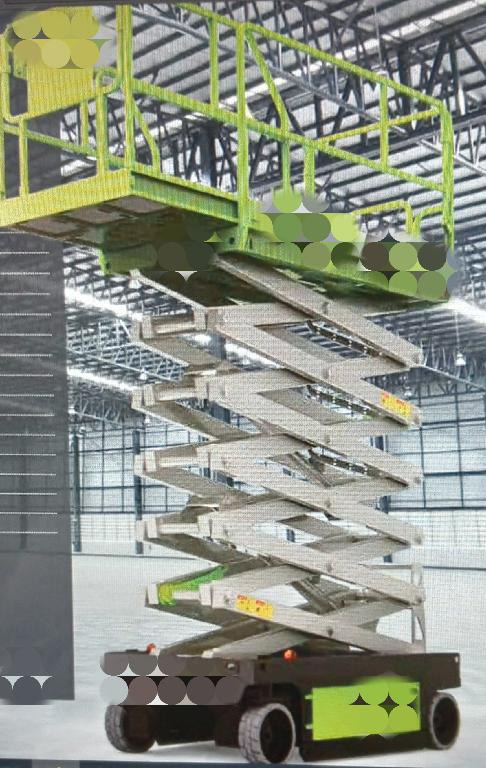 Piattaforma a pantografo. 
La macchina è progettata per consentire l’accesso aereo di persone con attrezzi che devono eseguire lavori temporanei in quota. Questo tipo di piattaforma è specificamente progettata per consentire un veloce posizionamento dei lavoratori a qualsiasi quota desiderata e raggiungibile dalla macchina scelta. La piattaforma ha una proiezione verticale del baricentro del carico che è sempre all'interno delle linee di ribaltamento, lo spostamento con la piattaforma di lavoro sollevata è controllato da un punto di comando sulla piattaforma di lavoro, può operare su pavimentazione e, con ruote adatte o cingolate, anche su terra. Caratteristiche tecniche (a seconda del modello): motori elettrici di trazione da 24V/2x0,65KW e 24V/2x0,75KW, e motore elettrico di sollevamento da 24V/3,3KW e 24V/4,5KW, alimentati da batterie AGM da 4x6V210ah e 4x12V/300Ah, o da batteria al litio da 24V/160ah e 24V/230Ah. Altezza di lavoro fino a 15.7 m, altezza piattaforma rialzata fino 13.7m, altezza piattaforma chiusa fino 1.5 m, lunghezza fino a 2.67 m, larghezza fino a 1.12 m, capacità della piattaforma fino a 380 kg, capacità sul piano estensibile 113 kg, velocità macchina (chiusa) 3.5km/h, velocità macchina (sollevata) 0.8km/h, raggio di curvatura (interno) 0.1m, pendenza max di lavoro (laterale/verticale) 1.5°/3°. Pneumatici Ø381mm×127mm oppure  Ø305mm×114mm.