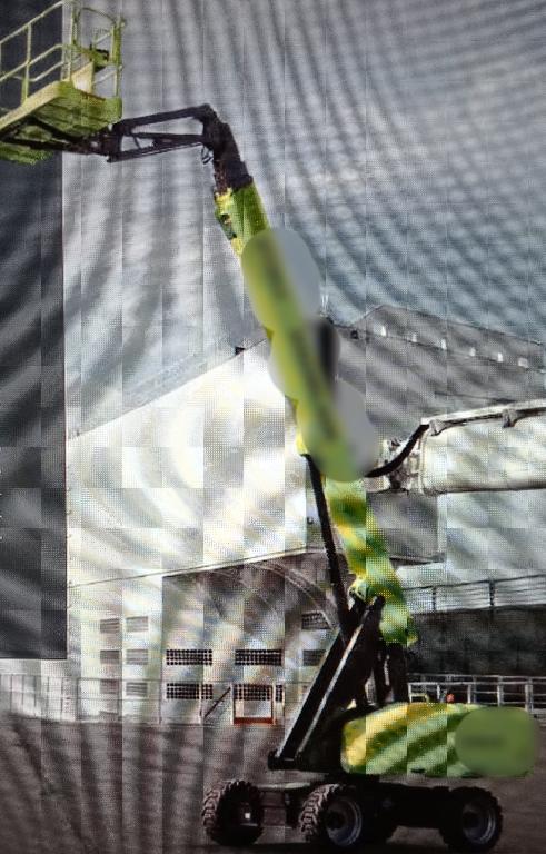 Piattaforma di lavoro elevabile per consentire lavori temporanei in quota. La macchina è progettata per consentire un veloce posizionamento dei lavoratori alla quota desiderata. La piattaforma è dotata di braccio telescopico, torretta girevole, movimento della piattaforma girevole (360°continui) sia su pavimentazione o terra. Caratteristiche tecniche: motori di trazione elettrici 80V/4x5,2KW, un motore elettrico per il sollevamento 80V/30KW, alimentati da una batteria piombo/acido da 80V/606Ah (o con batteria al litio 80V/460Ah) o con motore termico a gasolio 54Kw/2400rpm.  Altezze di lavoro da 12 m fino a 42 m, sbraccio orizzontale fino a 23.50 m, lunghezza chiusa fino a 13.50 m, larghezza chiusa fino a 2.49 m, altezza chiusa fino a 3m, lunghezza piattaforma fino a 2.44m. Capacità della piattaforma (senza limitazioni/con limitazioni) 454/300kg, per modelli con motori termici, capacità serbatoio carburante 200L, tensione di controllo 12V, capacità serbatoio idraulico 250L, modalità di trasmissione 4WD, pneumatici riempiti a schiuma IN445/50D710.