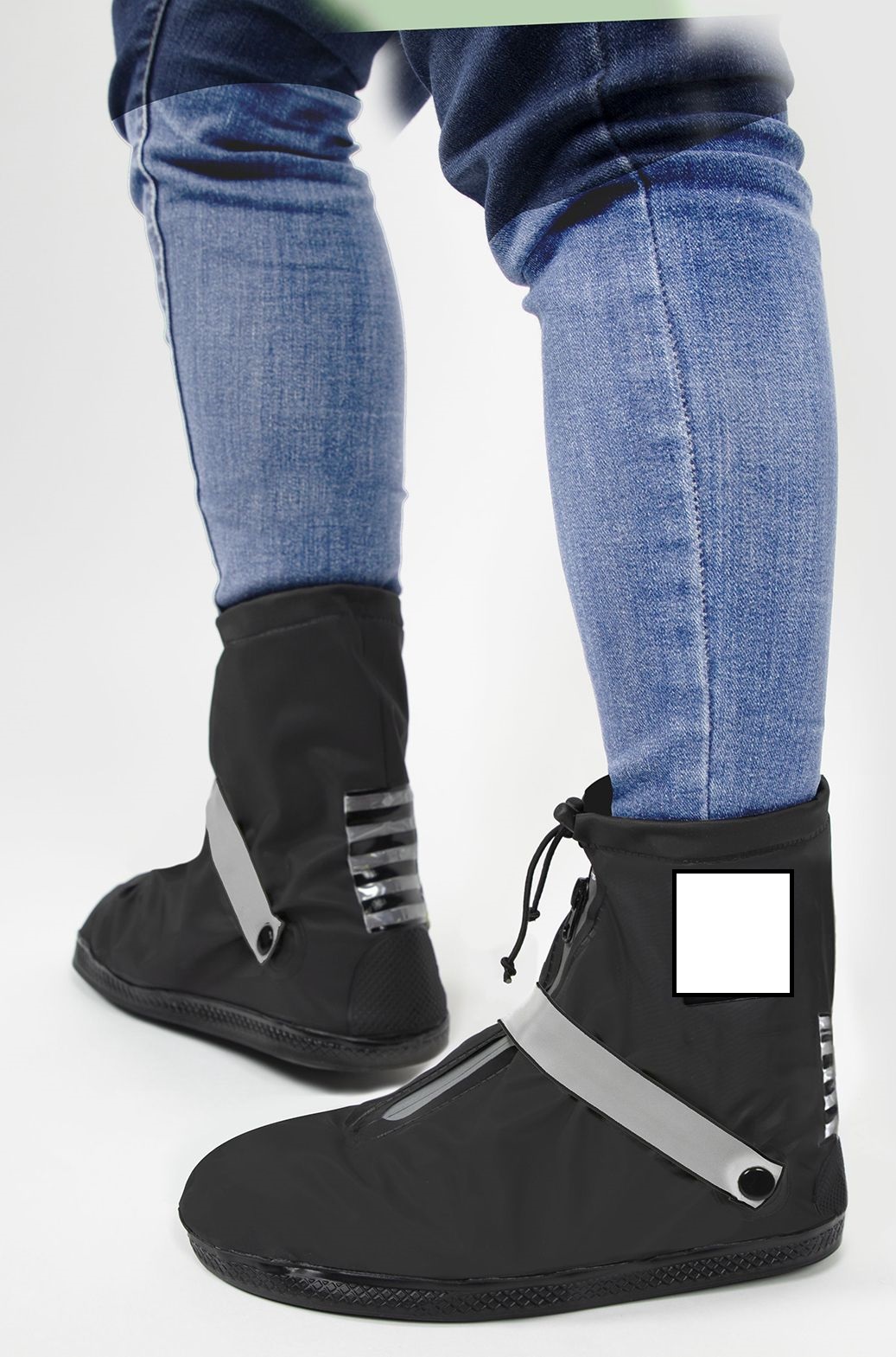Proteggi scarpa impermeabile.
L'articolo copre la caviglia ma non il polpaccio e sulla base delle informazioni fornite, è realizzato in PVC. La tomaia è in materia plastica, è ristretta intorno alla caviglia da un elastico regolabile e presenta nella parte frontale una cerniera lampo come sistema di chiusura. La suola è in materia plastica ed è munita di rilievi antiscivolo.
Il proteggi scarpa presenta dei dettagli catarifrangenti ed è riutilizzabile.