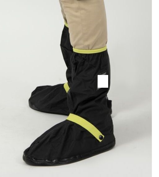 Proteggi scarpa impermeabile.
L'articolo copre il polpaccio ma non il ginocchio e sulla base delle informazioni fornite, è realizzato in PVC. La tomaia è in materia plastica, è ristretta intorno al polpaccio da un elastico con bottone a pressione,  e presenta nella parte laterale interna una cerniera lampo come sistema di chiusura. La suola è in materia plastica ed è munita di rilievi antiscivolo.
Il proteggi scarpa presenta dei dettagli catarifrangenti ed è  riutilizzabile.