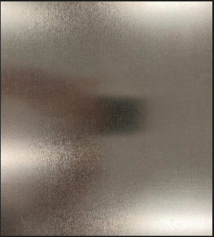 Foglio laminato piatto in acciaio non legato, rivestito di stagno di colore grigio, verniciato su entrambe le facce e stampato (litografato) su una sola faccia.
Le dimensioni dell’area del foglio sono 1038 mm x 894mm, con spessore inferiore a 0.5 mm. Ricoperto di uno strato metallico con tenore in stagno uguale o superiore al 97%. Le vernici costituiscono circa l’1% in peso del foglio. Gli inchiostri costituiscono meno dell’1% in peso del foglio.