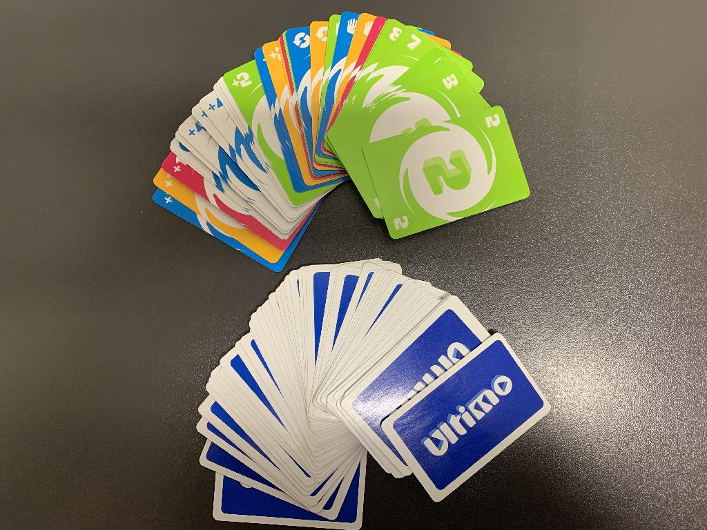 Carte da gioco "Ultimo". Il prodotto consiste in un involucro di cartone e plastica contenente delle carte da gioco multicolore.
Il gioco è adatto ad un numero di giocatori variabile, con un minimo di due.