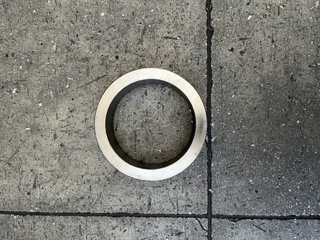 Anello metallico con un bordo sporgente e dritto e l'altro smussato. La merce, secondo quanto dichiarato, è ottenuta mediante tornitura. L'articolo è realizzato in acciaio non legato e la sua funzione è quella di permettere la giunzione mediante saldatura di curve e tubazioni sulla linea di distribuzione di calcestruzzo di pompe e betonpompe. Dimensione del diametro esterno, a seconda del modello, inferiore ai 609 ,6 mm.Il prodotto non viene spedito da Taiwan, Indonesia, Sri Lanka o Filippine.