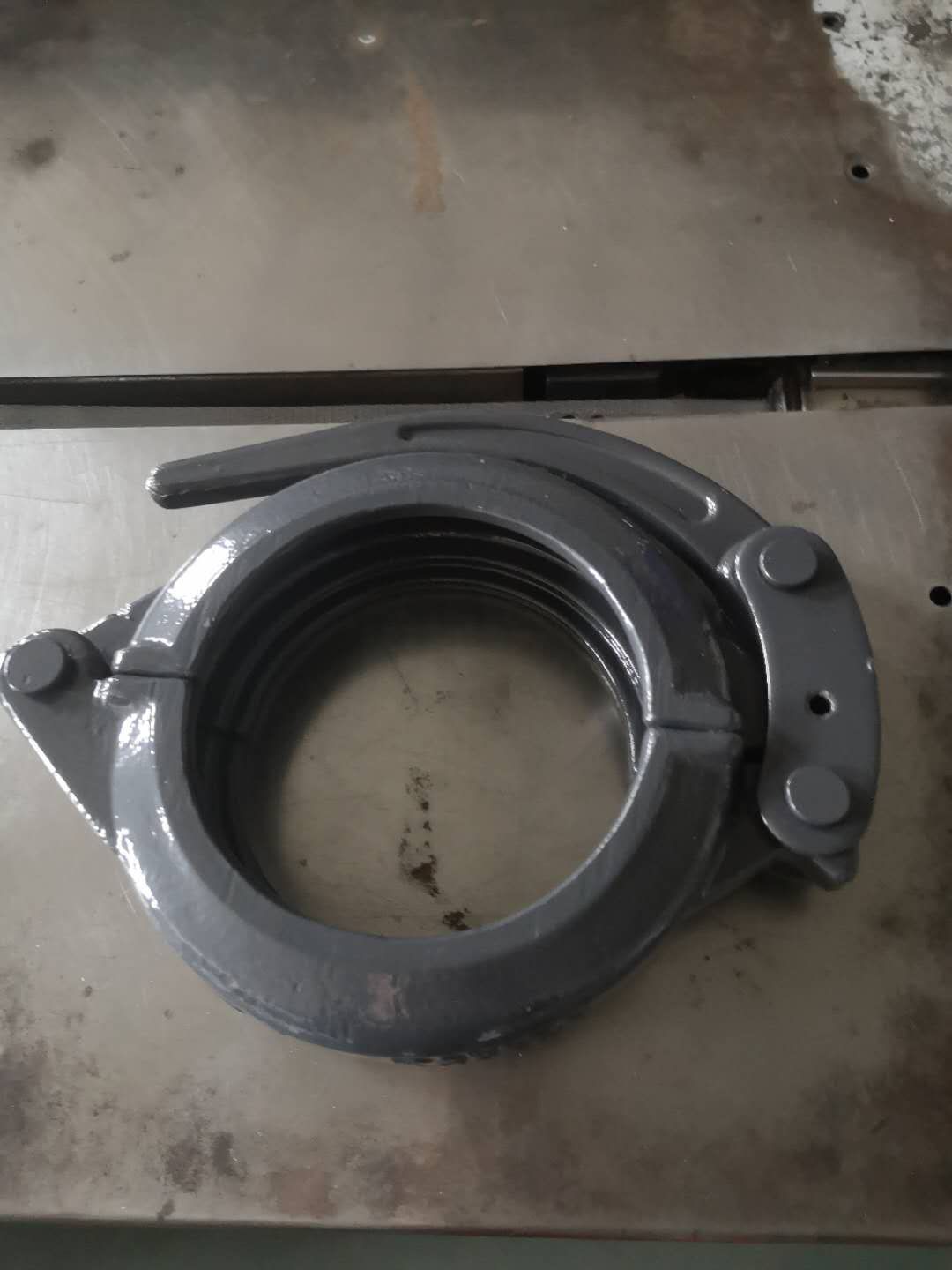 Giunto in materiale ferroso. Il giunto è composto da due semi-flange unite tra loro ad una estremità. È dotato di leva che, a secondo della necessità, può essere fissa o regolabile.
Il giunto viene utilizzato per collegare tra loro curve e tubi delle linee di distribuzione di pompe e betonpompe in calcestruzzo.
