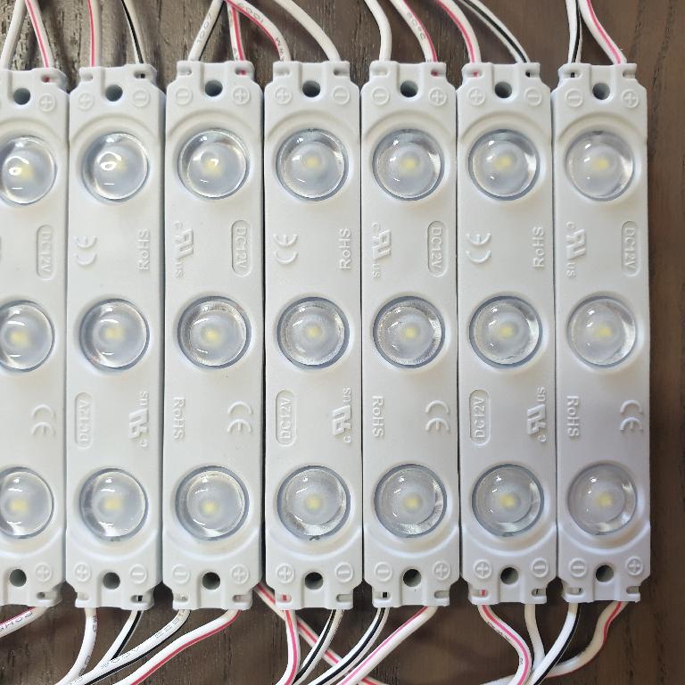 Elemento di illuminazione sotto forma di moduli, contenenti due o tre diodi a emissione di luce (LED), assemblato in plastica e resina epossidica e collocato su circuito stampato. L’articolo si presenta in stringhe da 20 pezzi, riportanti sulla parte retrostante una fascia adesiva, pronti per l'installazione su insegne o pannelli luminosi.  I LED sono applicati su una lastra in acrilico di 3 mm di spessore e la trasmissione luminosa è pari al 54,4%. Al modulo è applicabile diversa potenza a angolo di visione in modo da soddisfare le diverse esigenze di illuminazione. A seconda del modello, la potenza è di 0,72 W, 1 W o 1,5 W. Funziona con una tensione continua di 12 V e viene fornito con cavi di collegamento a entrambe le estremità.
Il prodotto è principalmente utilizzato in aeroporti, metropolitane, banche, edifici e centri commerciali.
Il prodotto è confezionato in sacchetti da 100 pezzi e in cartoni da 1000/1500 pezzi.