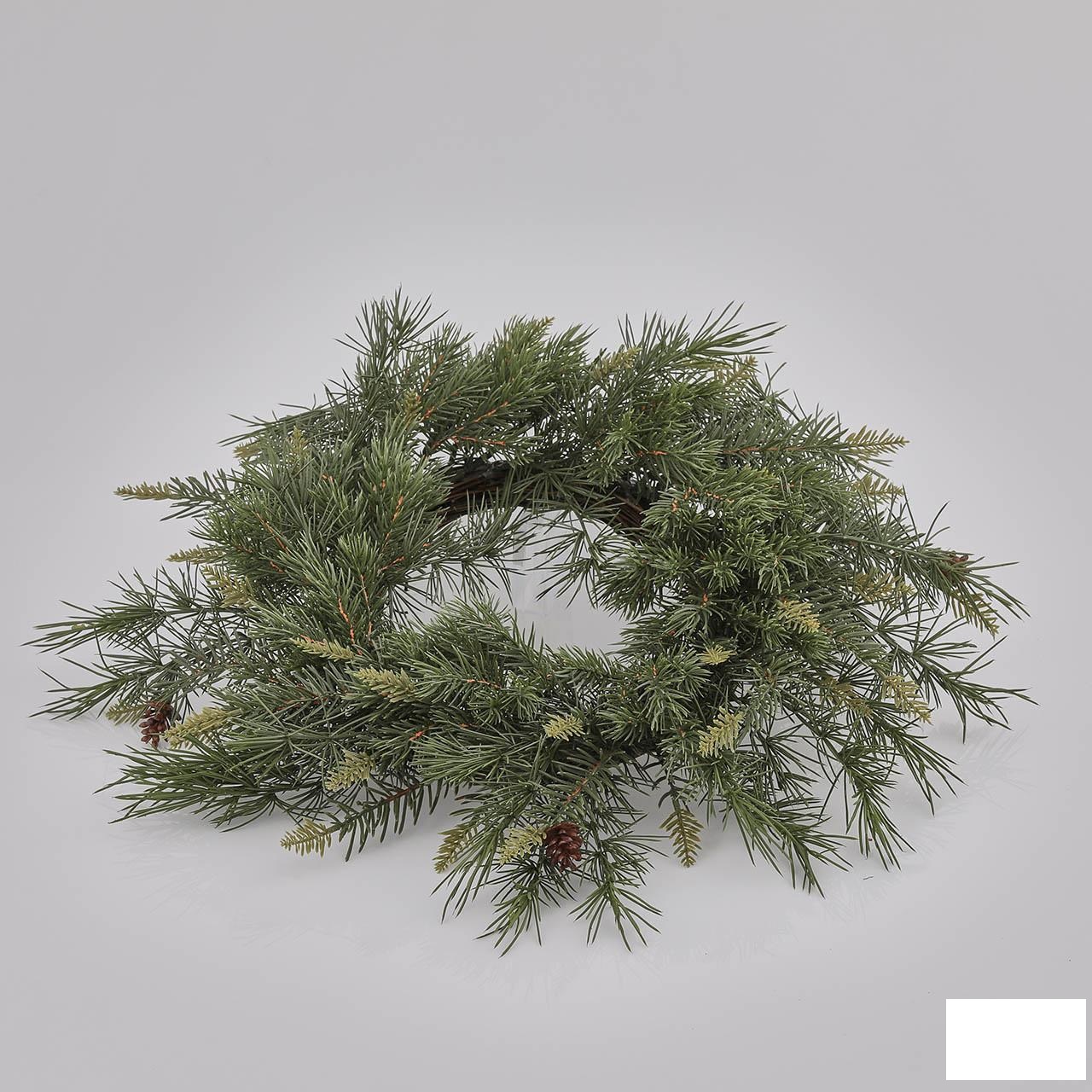 Ghirlanda di pino e pigne artificiali di colore verde.
L'oggetto misura circa 53 cm di diametro ed è costituito da un intreccio di rami in materiale plastico.
Il prodotto è condizionato alla vendita al minuto in una scatola di cartone.
Si esclude la classificazione dell'articolo nella sottovoce 9505 10 come oggetto per le feste di Natale in quanto le sue caratteristiche obiettive indicano che non è utilizzato unicamente per le feste di Natale bensì principalmente come decorazione durante la stagione invernale.