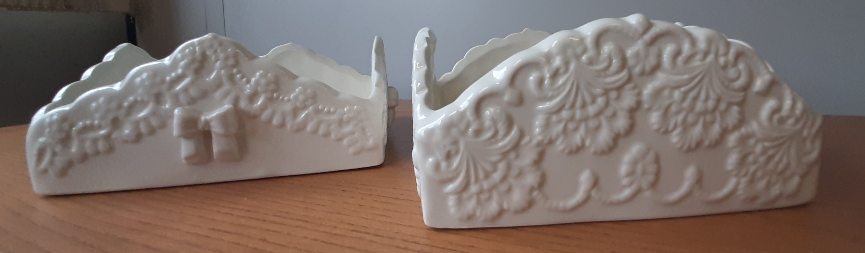 Porta tovaglioli in ceramica di colore bianco, di forma quadrata, con decorazioni in rilievo sulla parte esterna.
L'articolo misura circa cm 20 x 20 x 9.
Il carattere ornamentale non predomina sulla funzione utilitaria dell'articolo che è destinato a contenere tovaglioli.
Il prodotto si presenta condizionato per la vendita al minuto avvolto in pluriball e confezionato in una scatola di cartone bianca.