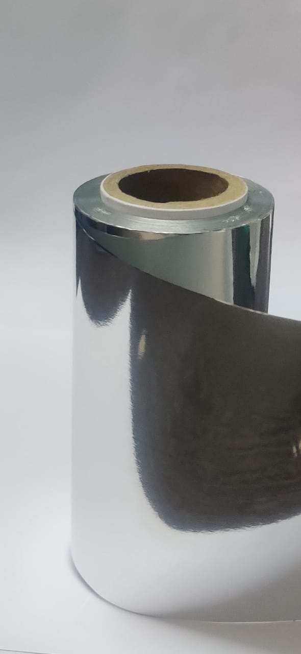Foglio di alluminio largo 12,5 cm, spesso 0,003 mm, semplicemente laminato, avvolto in rotolo su cartone.  Peso 300 g. Il cartone non ha funzione di supporto ma serve solo a dare forma al rotolo.
La merce è destinata a parrucchieri per uso professionale.
Il prodotto è confezionato in una scatola di cartone, dotata di una seghetta metallica per tagliare il foglio di alluminio.