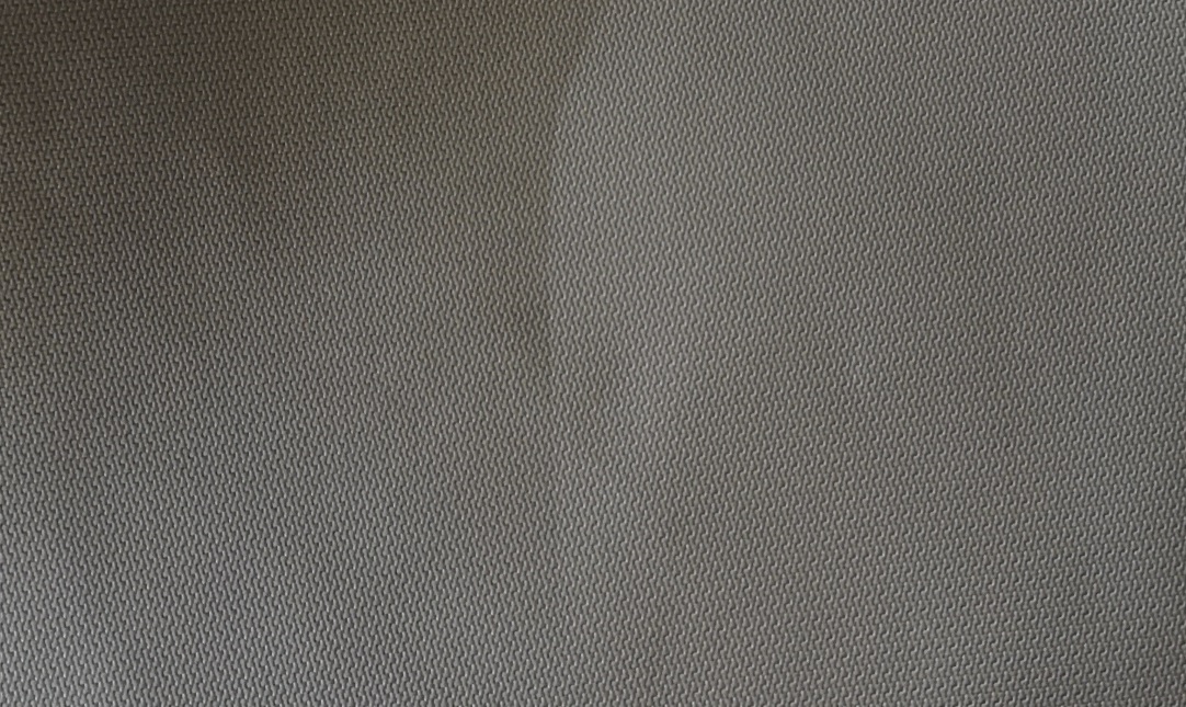 Tessuto tecnico in fibra di vetro.
I tessuti in fibra di vetro, resistenti alle alte temperature, sono destinati all'isolamento termico, e sono impiegati principalmente nei seguenti settori:1) metallurgico, per saldatura, protezione lapilli, protezione individuale; 2) siderurgico, per isolamento tubazioni, tendaggi protezione fuoco, coibentazione forni; 3) vetrario, per tendaggi protezione dal calore;4) nautico, per isolamento vani motore.
La merce è un tessuto costituito da fibra di vetro  ritorta, con armatura a raso di 4 ad effetto catena, a maglia chiusa, spalmato con polimero siliconico.