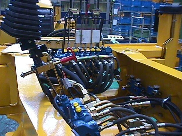Distributore idraulico.
La merce consiste in un assemblaggio costituito da leva, parti di snodo e distributore olio idraulico. La leva, posta in cabina, comandata tramite operatore, permette l'apertura e la chiusura delle valvole del distributore olio.
A seconda di dove viene aperto il flusso, viene conferita pressione alla parte cui si richiede il movimento degli attuatori: rotazione a destra/sinistra e apertura/chiusura cilindri.
Secondo quanto dichiarato, il distributore idraulico è progettato per essere montato esclusivamente su specifiche macchine di movimento terra.